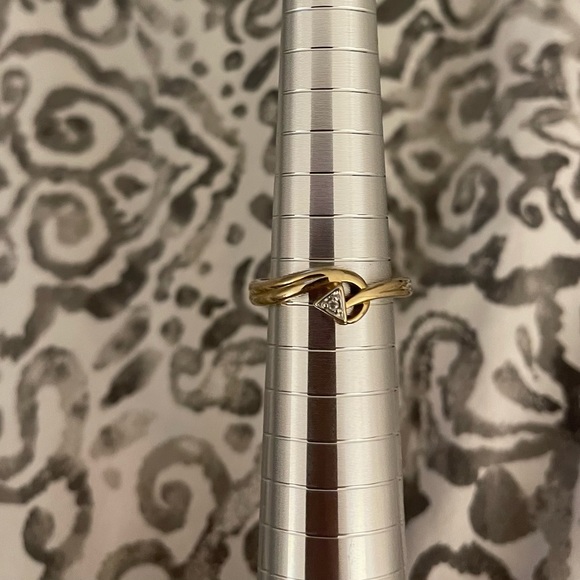 Ryans Jewellers 10K Solid Gold Arrow Ring - Picture 1 of 3